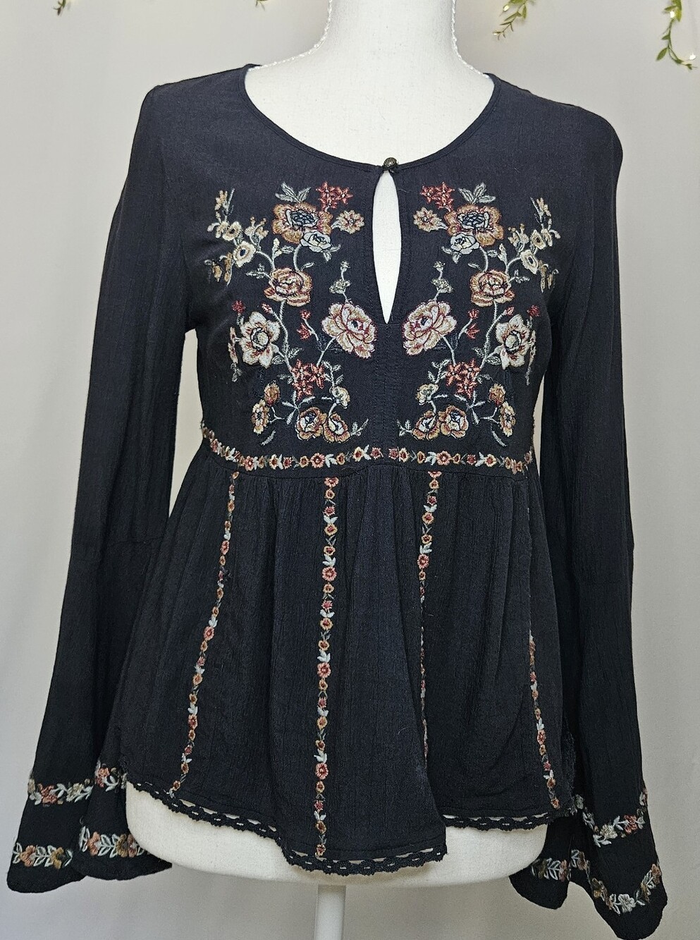 Boho Dream ✨ American Eagle Embroidered Bell Sleeve Sz S